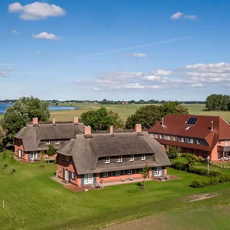 Ruegen-ferienhof 컨트리하우스 *